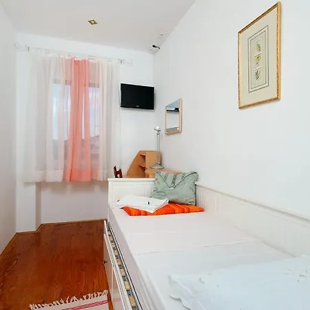 Live In Apartment Split