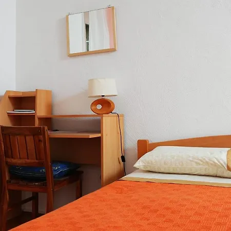 Apartment Live In