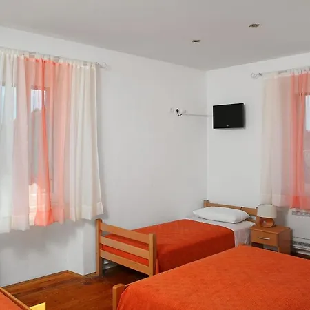 Apartman Live In *